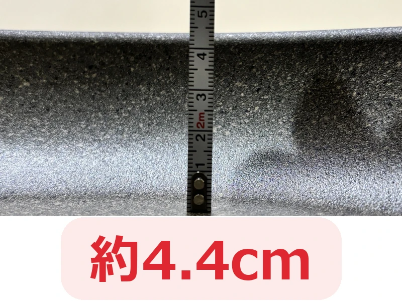 バッラリーニフライパン ローマ28cmの深さをメジャーで測った写真（約4.4cm）