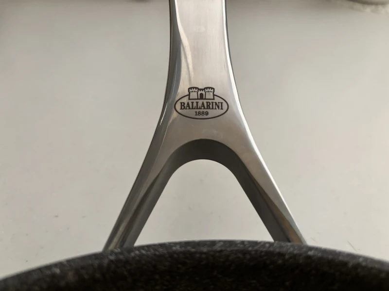 バッラリーニ ローマのハンドルに刻まれた「BALLARINI 1889」のロゴ