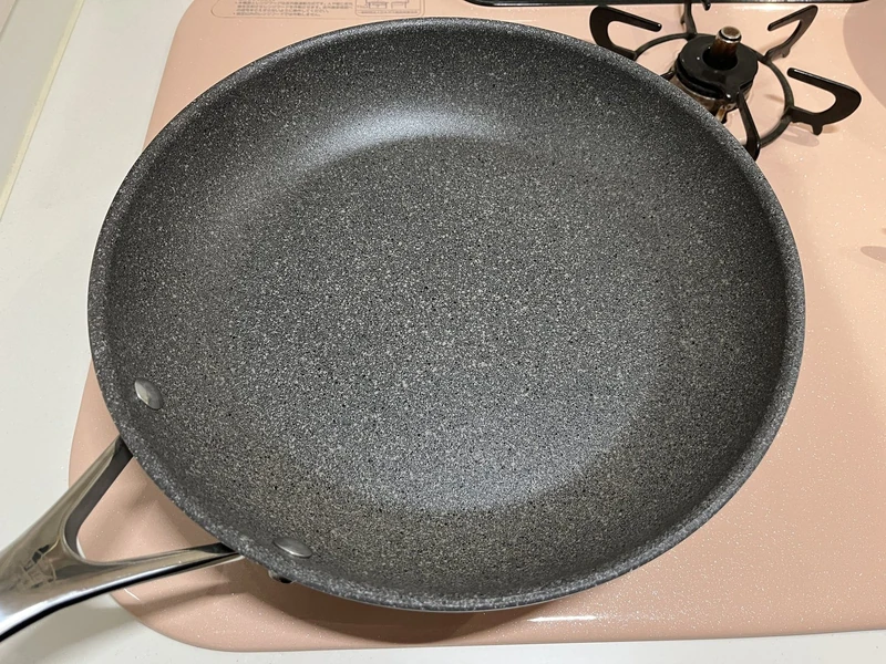 コンロに置いたバッラリーニ ローマ28cm（御影石のような灰色のコーティング）