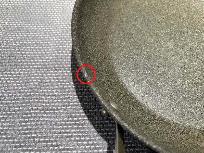 バッラリーニ ローマのふちについた小さな傷（赤丸の部分）