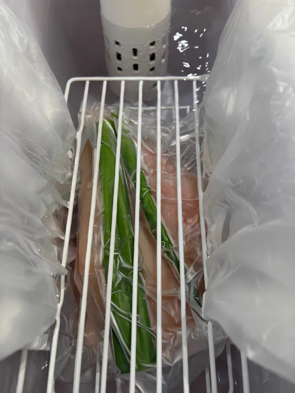 専用コンテナに鶏むね肉をセットした状態