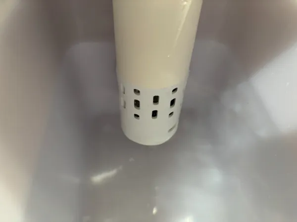 専用コンテナの最低水量ライン(約5L)