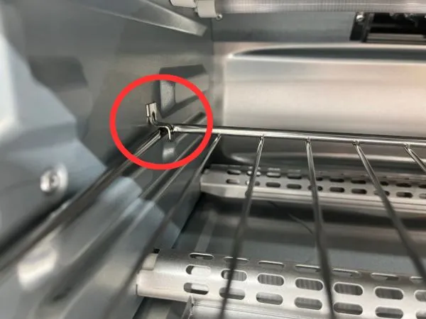 クイジナート ノンフライオーブントースター(TOA-39SJ)の網を全部前に出しても留め具でしっかり止まるため落ちない