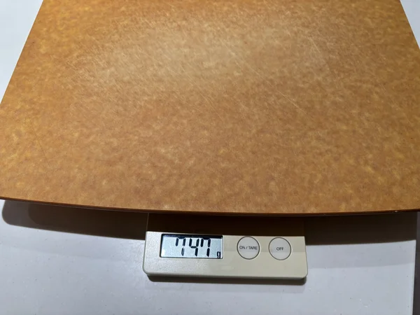 エピキュリアンまな板の重さは、約747g
