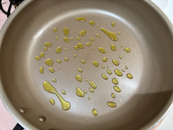 油をまばらに敷いてもフライパン底面がフラットだと分かる写真