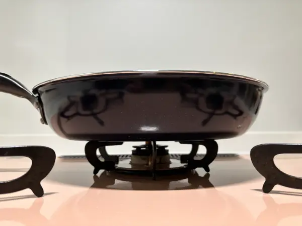 サイズ28cmのエバークックは、五徳の上でも不安定にならない