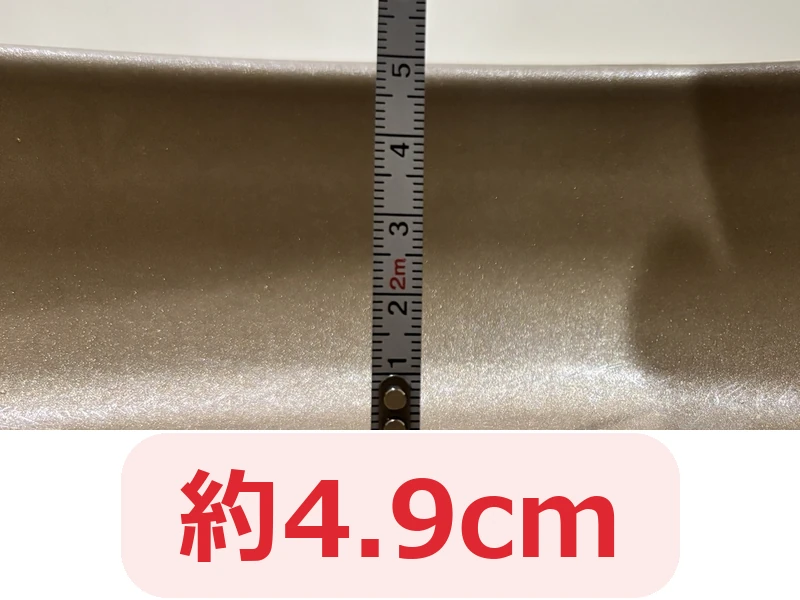 エバークック ガス火専用28cmの深さをメジャーで測った写真（約4.9cm）