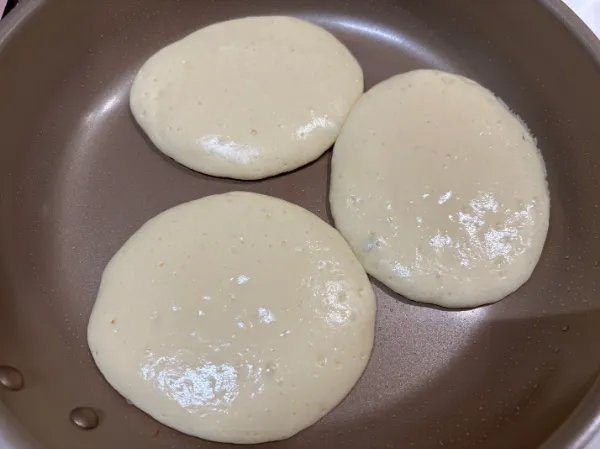 ホットケーキがエバークックにしっかりくっついていて離れない状態