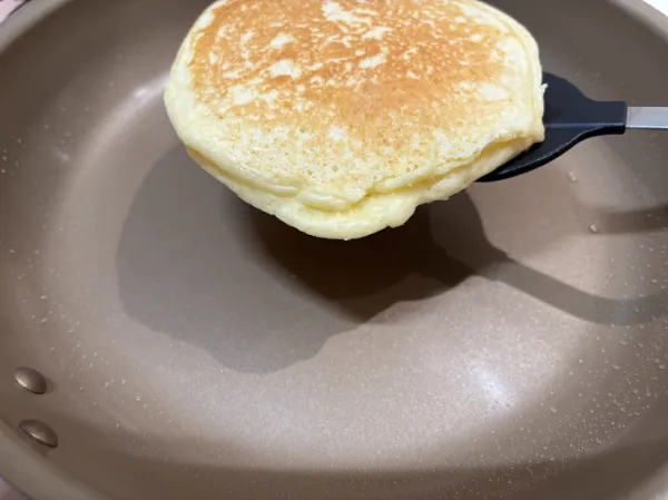 ホットケーキをフライ返しですくったときのフライパンの状態