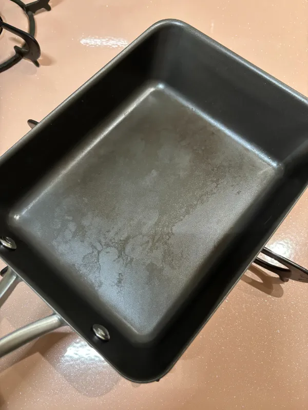 間違った方法で洗浄したあとのエッグパン