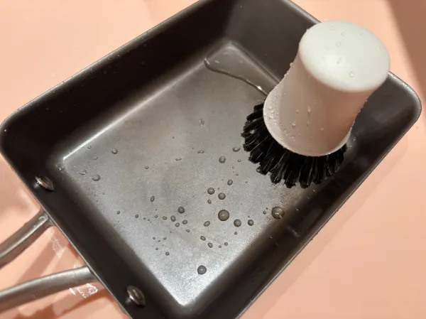 かためのブラシで洗う