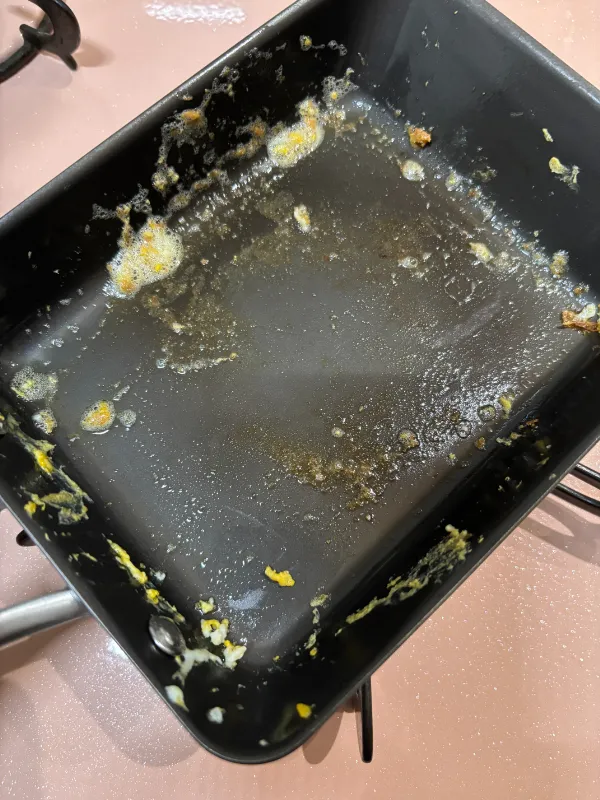 ブラシで洗う前のエッグパン