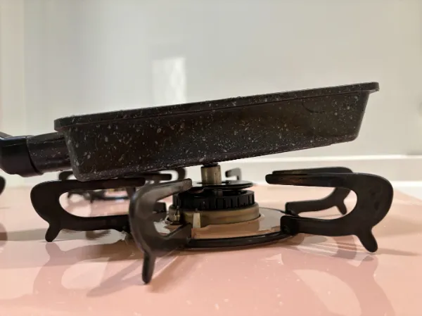 軽いフライパンは、コンロの上に安定して置けない