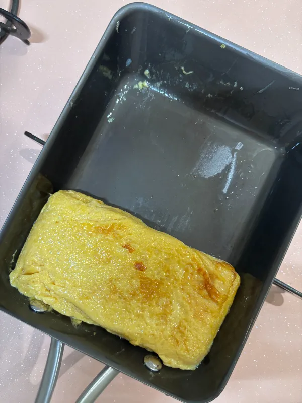 エッグパンでだし巻き卵を調理