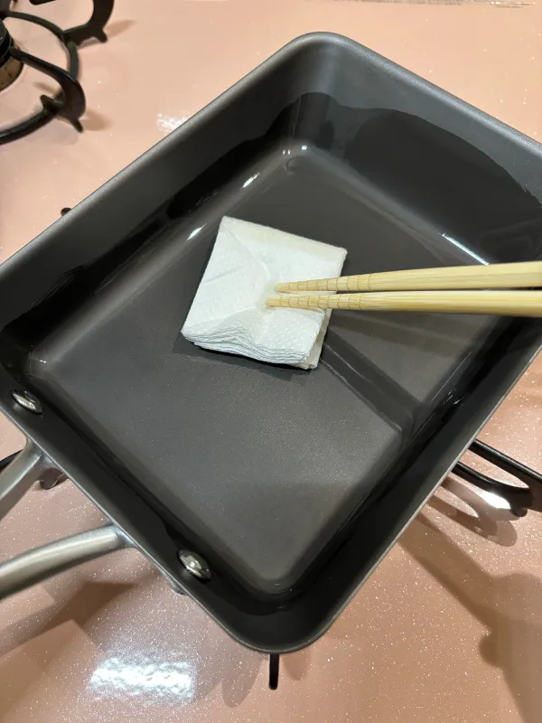 キッチンペーパーで油をよくなじませる