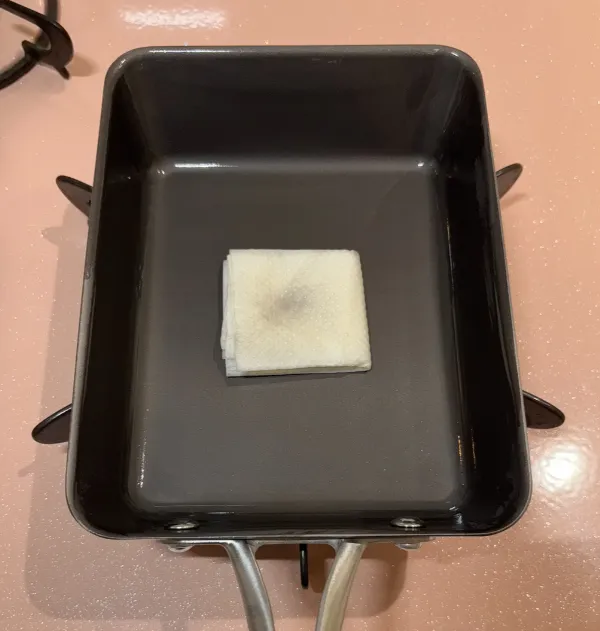 黒くなったキッチンペーパー