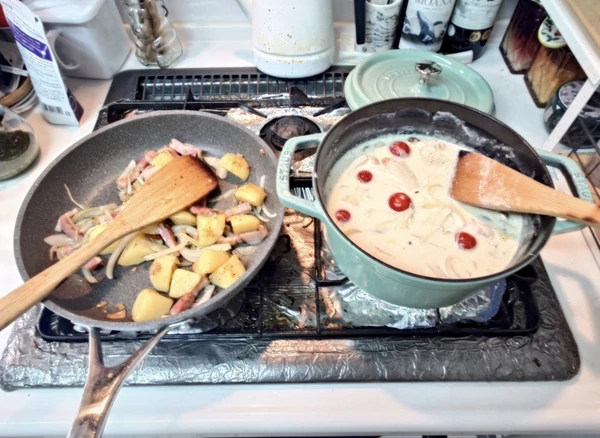 バッラリーニのフライパンでベーコンとじゃがいもを炒めている写真（X口コミ）