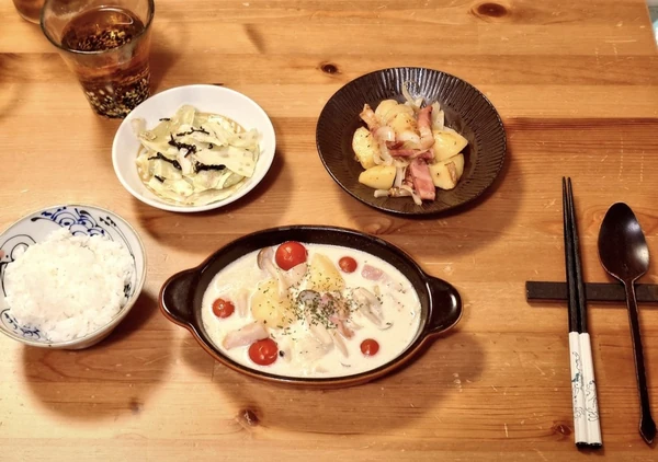 バッラリーニのフライパンで作った料理を盛り付けた食卓の写真（X口コミ）